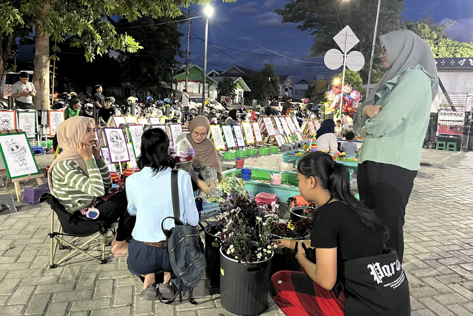 Jualan Bunga Hias Segar, Tarik Perhatian Pengunjung Area Vatulemo