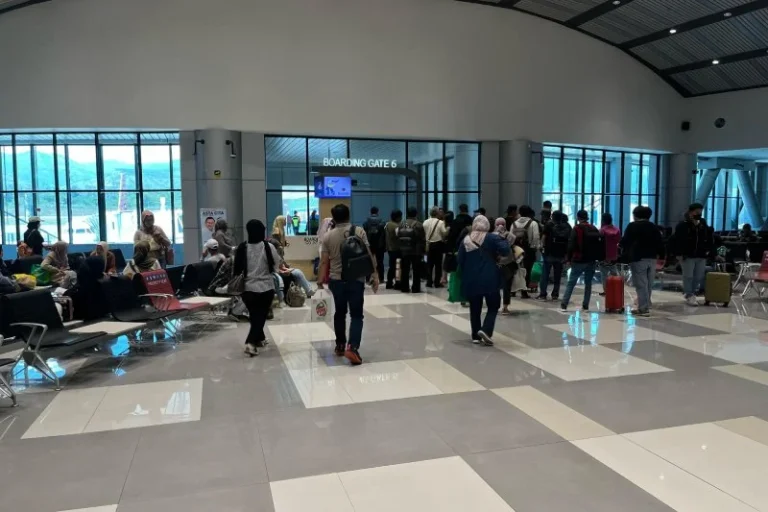 EQOZ-MEDIA-Penumpang-yang-hendak-berangkat-dari-Bandara-Mutiara-Sis-Aljufri-Palu-eqozmedia